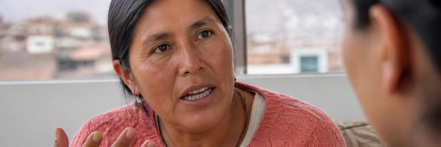 Una persona en pleno turno de palabra, con el grupo fuera de foco
